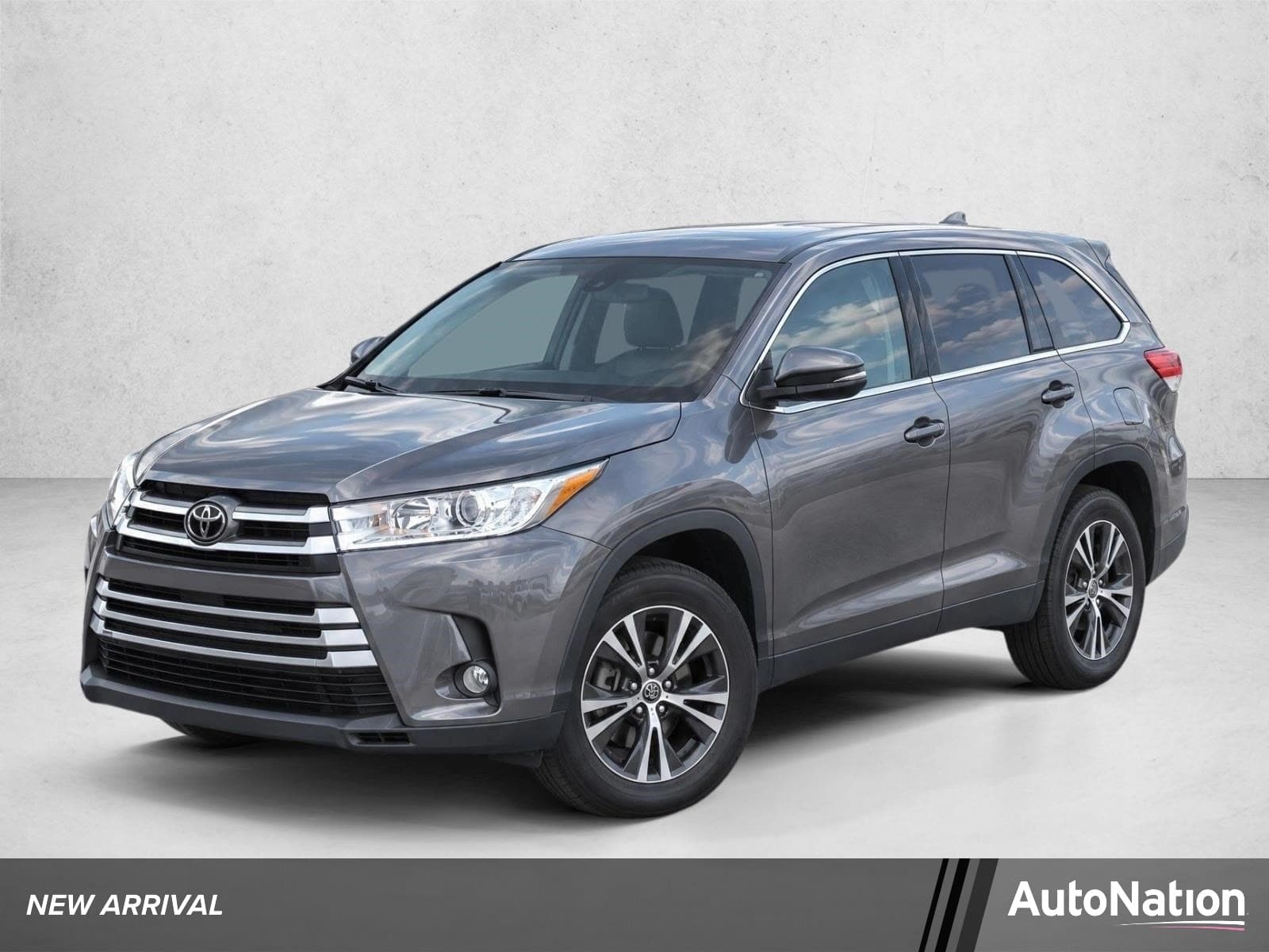 2019 Toyota Highlander Base — photo 1 of 8
