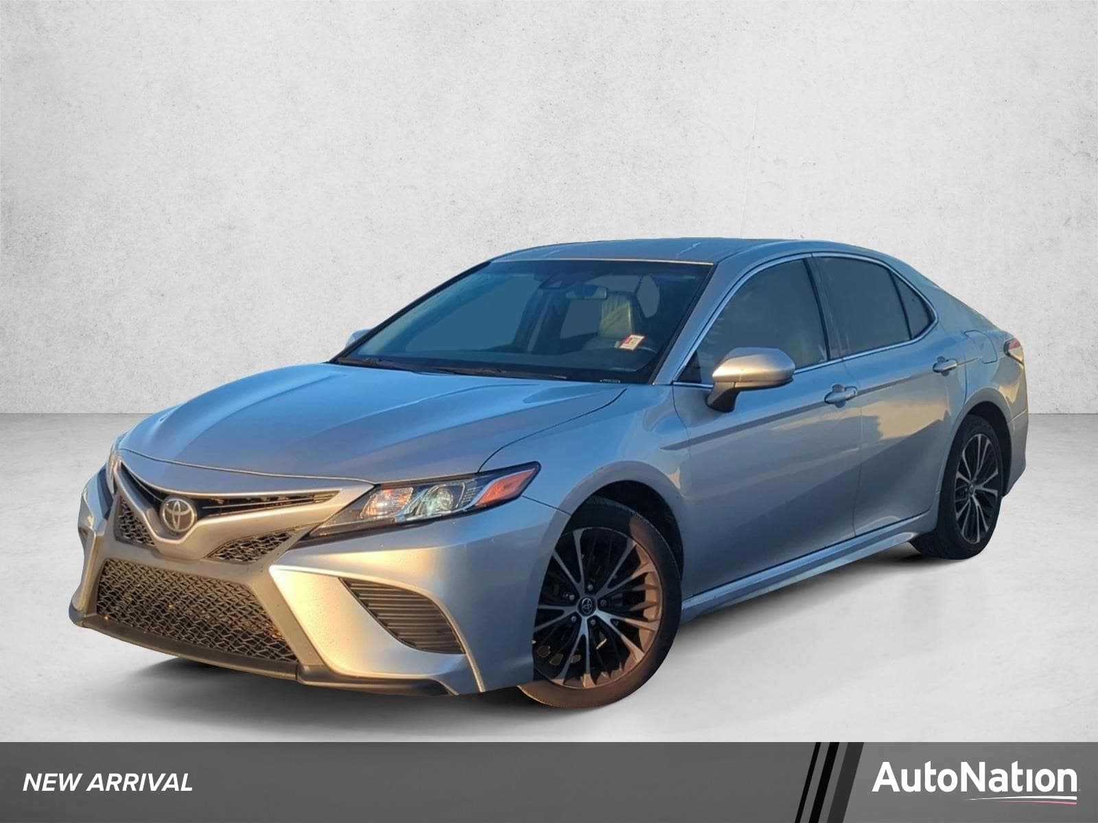 2018 Toyota Camry SE — photo 1 of 25