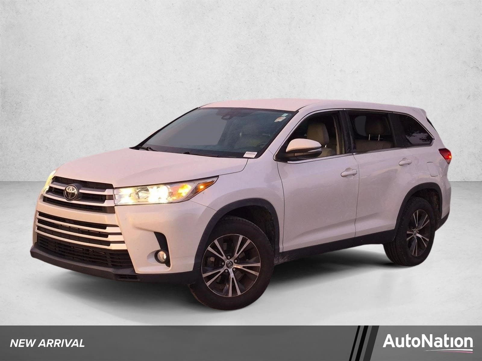 2019 Toyota Highlander Base — photo 1 of 17