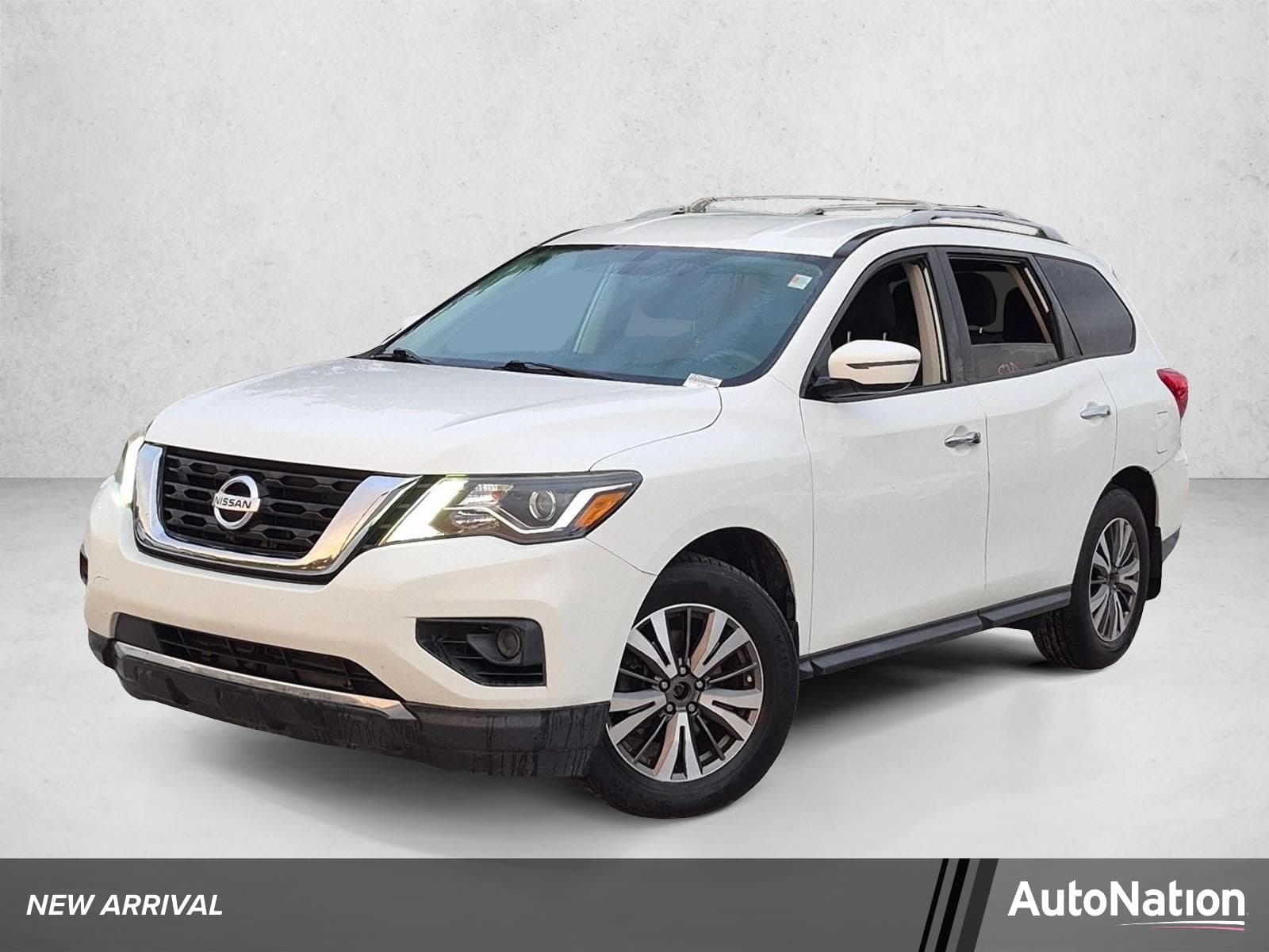 2017 Nissan Pathfinder S — photo 1 of 16