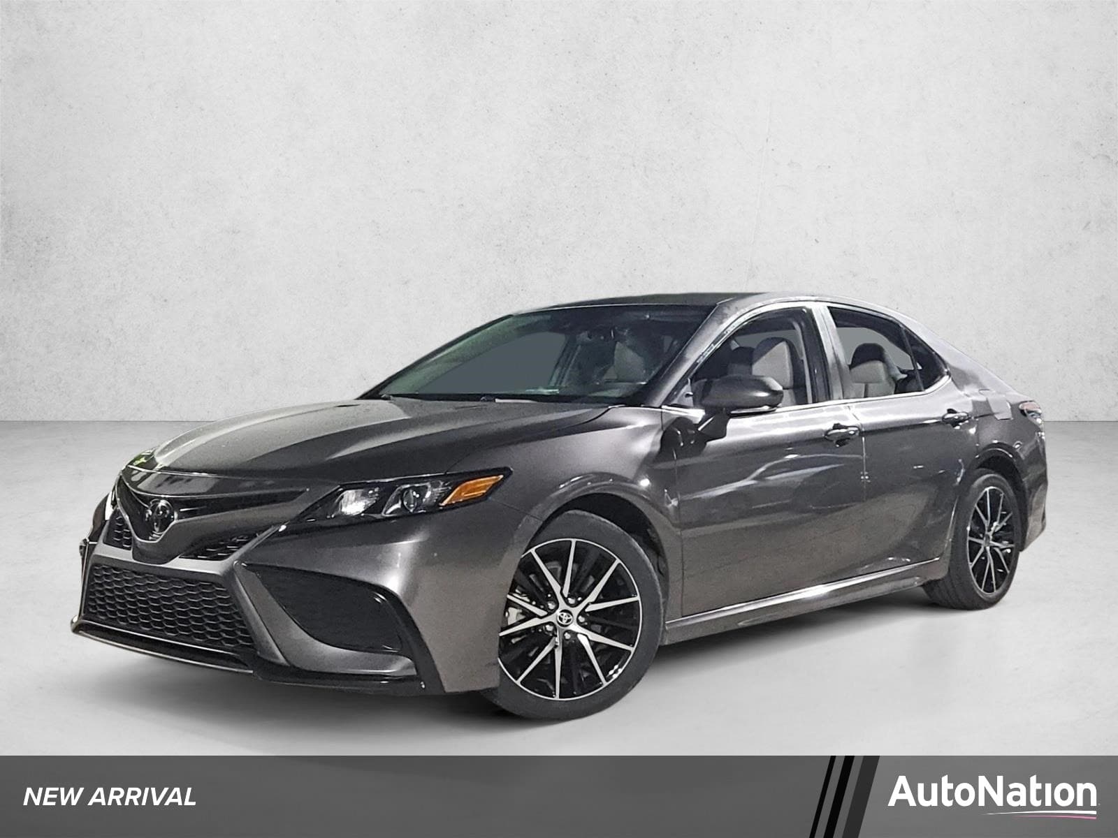 2024 Toyota Camry SE — photo 1 of 15