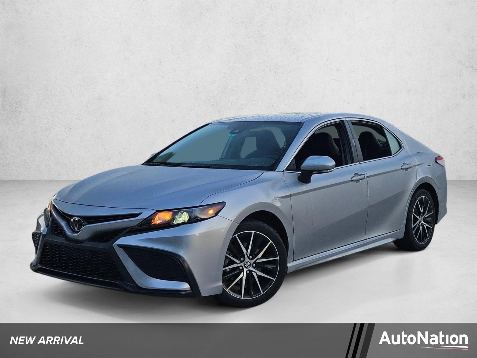 2024 Toyota Camry SE — photo 1 of 15