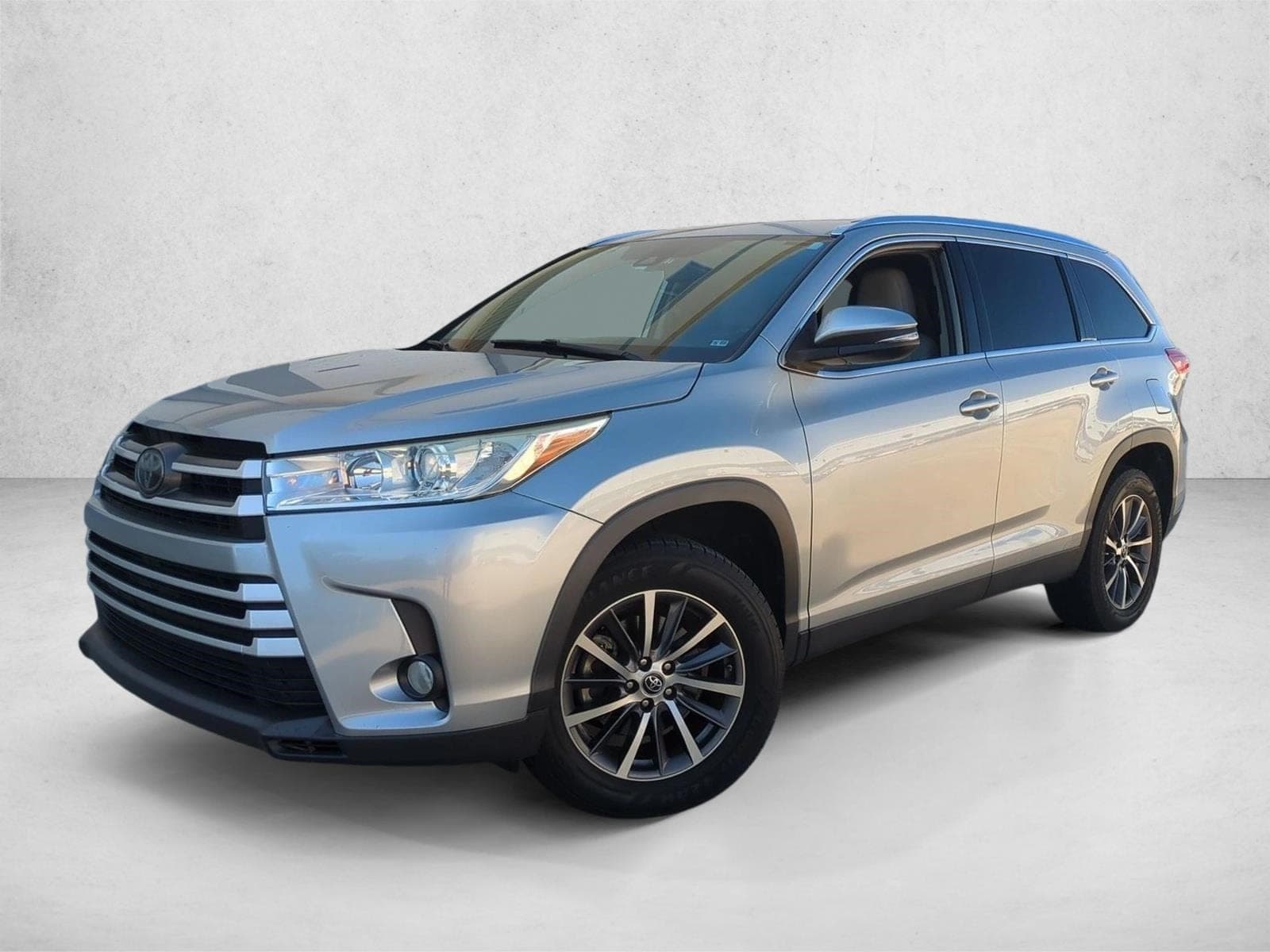 2019 Toyota Highlander Base — photo 1 of 15