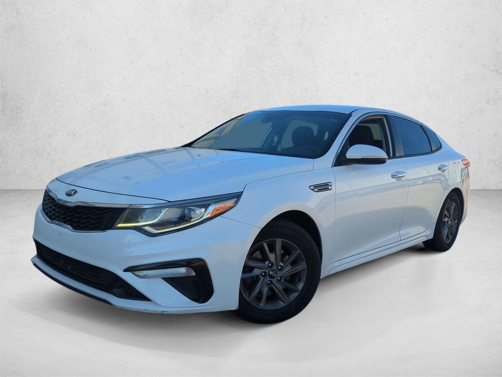 2019 Kia Optima LX — photo 1 of 15