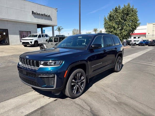 2027 Jeep Grand Cherokee Limited — photo 1 of 42