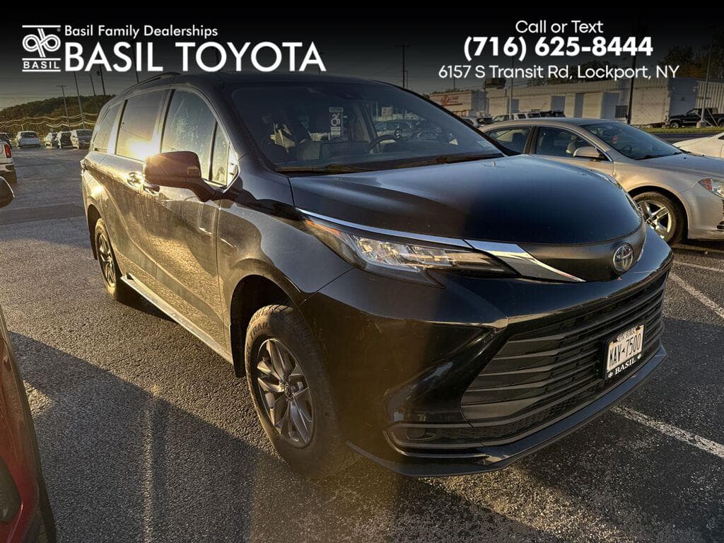 2022 Toyota Sienna LE — photo 1 of 3