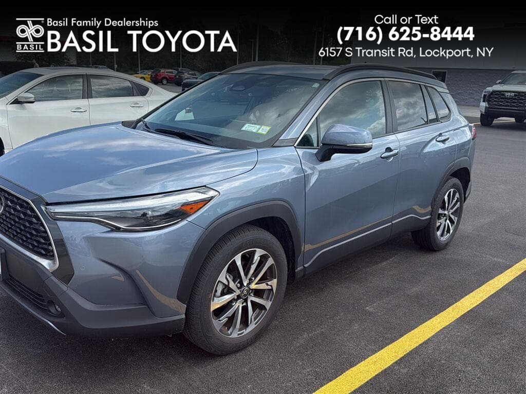 2023 Toyota Corolla Cross XLE — photo 1 of 5
