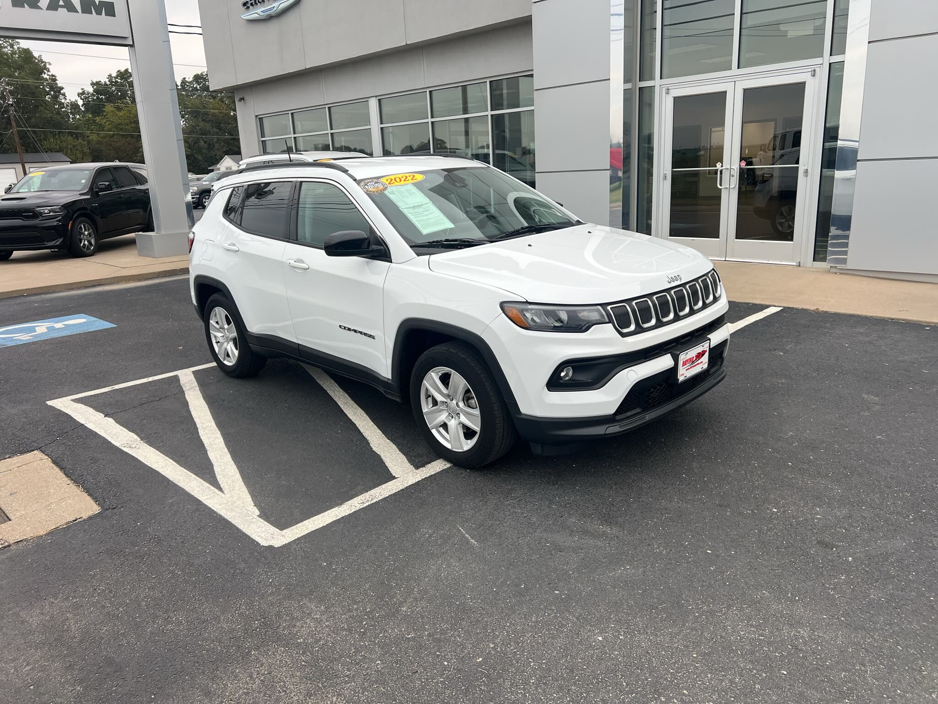 2022 Jeep Compass Latitude — photo 1 of 38