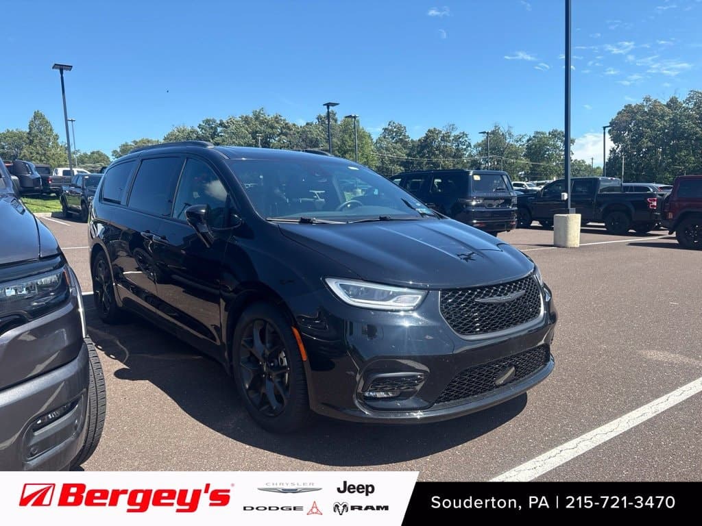 2025 Chrysler Pacifica Limited — photo 1 of 9
