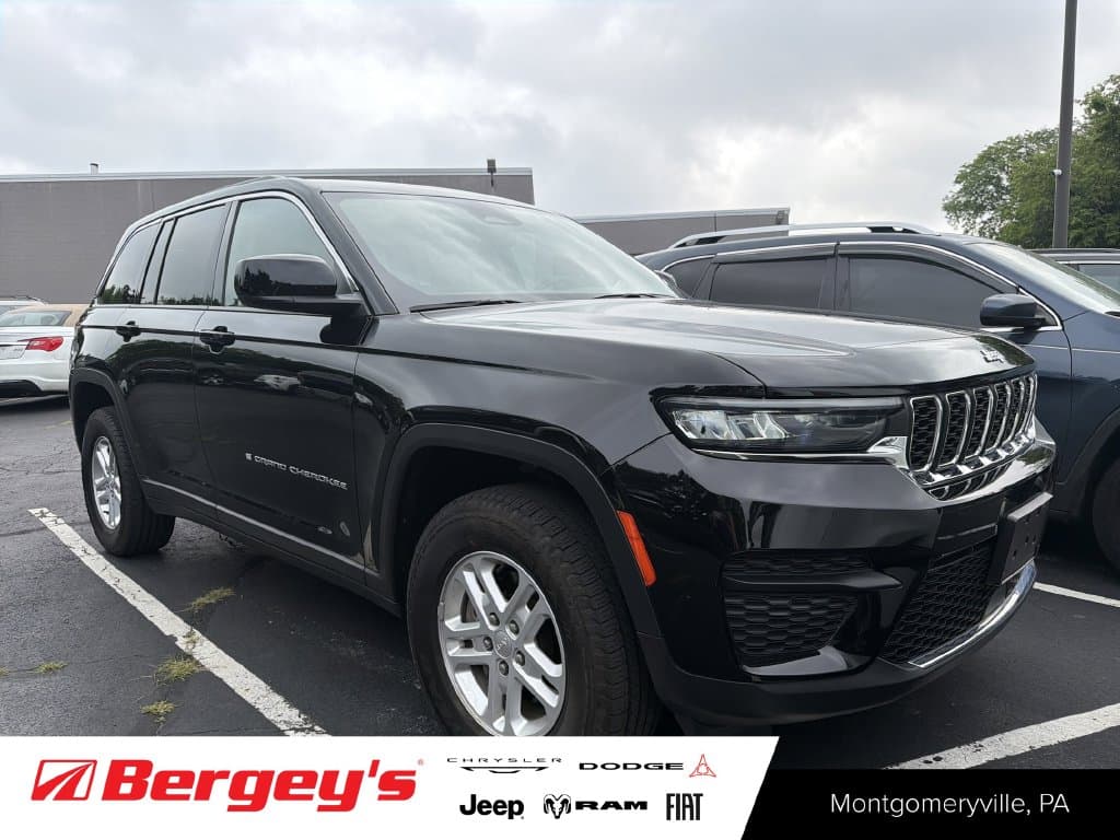 2023 Jeep Grand Cherokee Laredo — photo 1 of 42