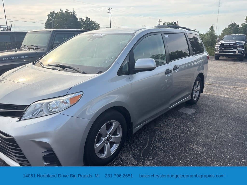 2020 Toyota Sienna L — photo 1 of 11