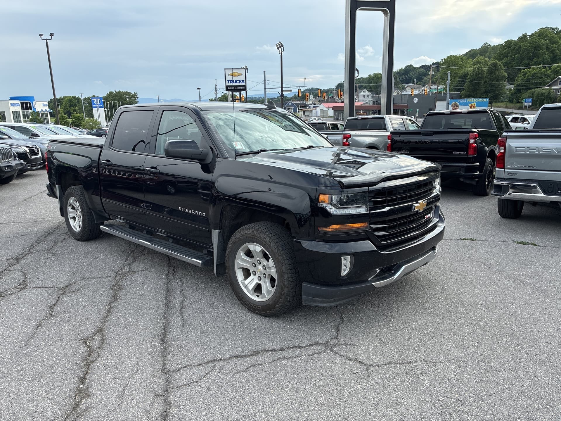 2018 Chevrolet Silverado 1500 LT — photo 1 of 10