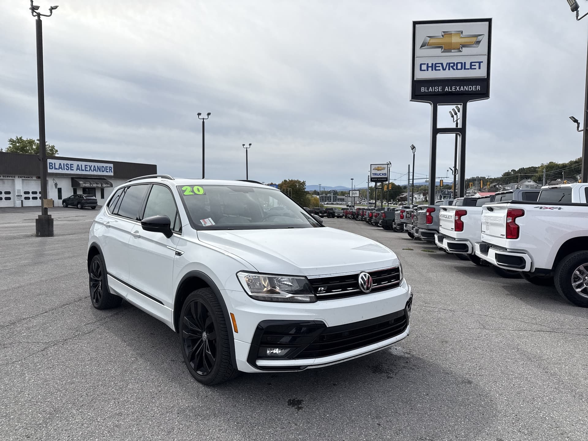 2020 Volkswagen Tiguan SE — photo 1 of 25