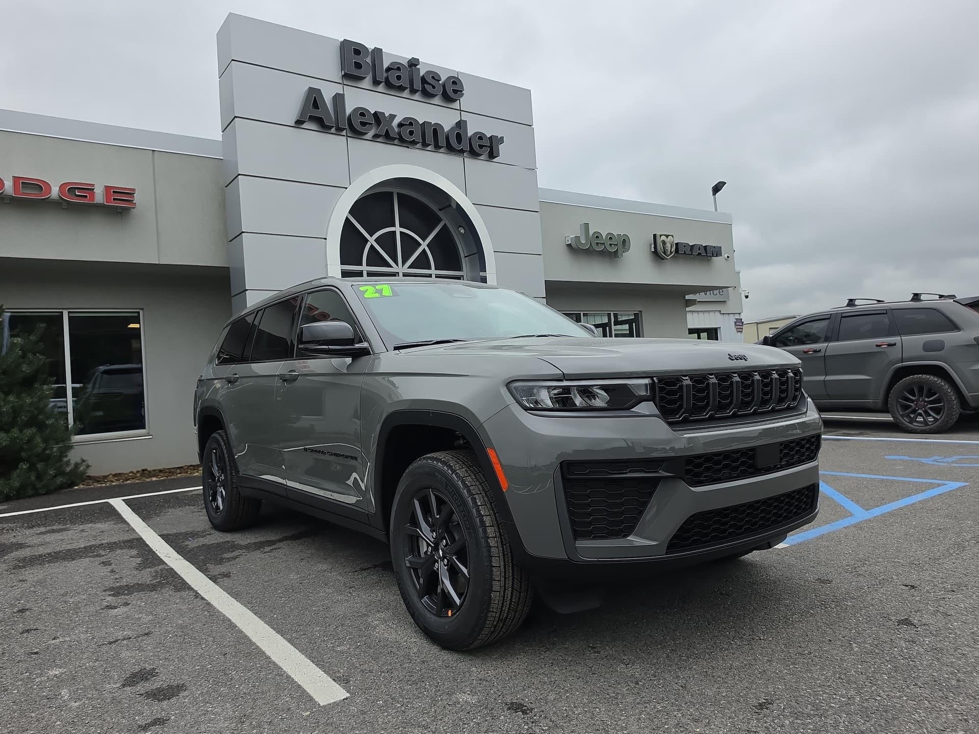 2027 Jeep Grand Cherokee L Laredo Altitude — photo 1 of 46