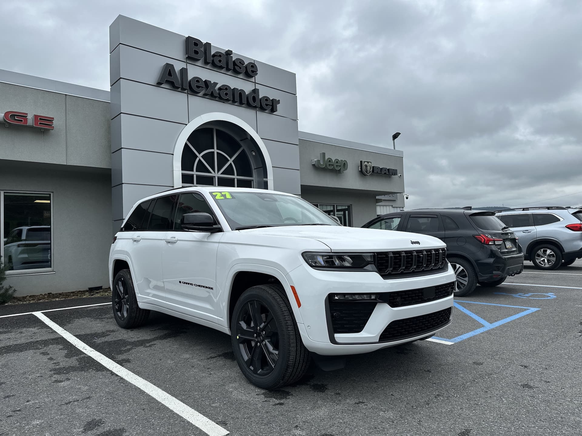 2027 Jeep Grand Cherokee Limited Reserve — photo 1 of 49