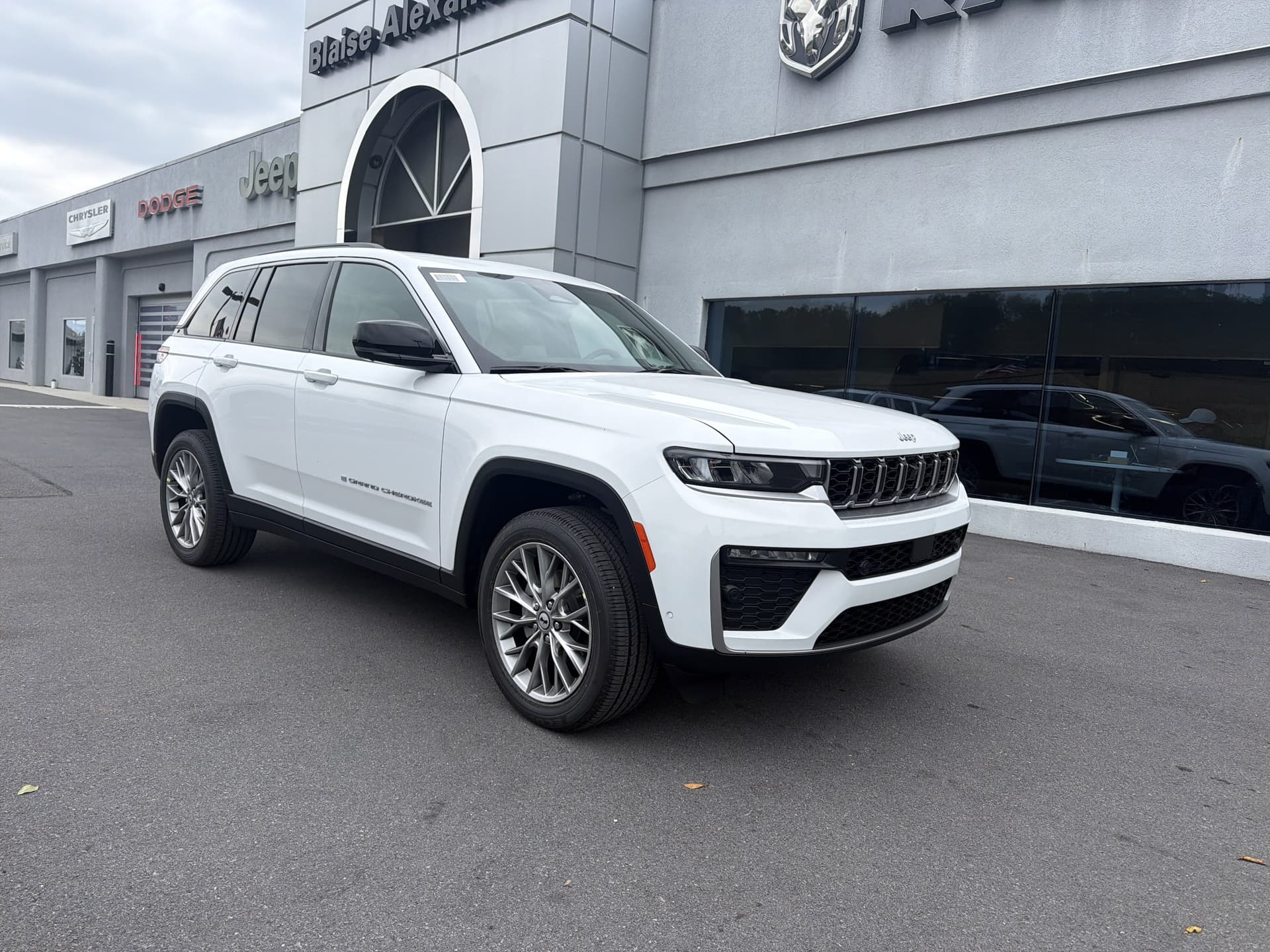 2027 Jeep Grand Cherokee Limited — photo 1 of 43