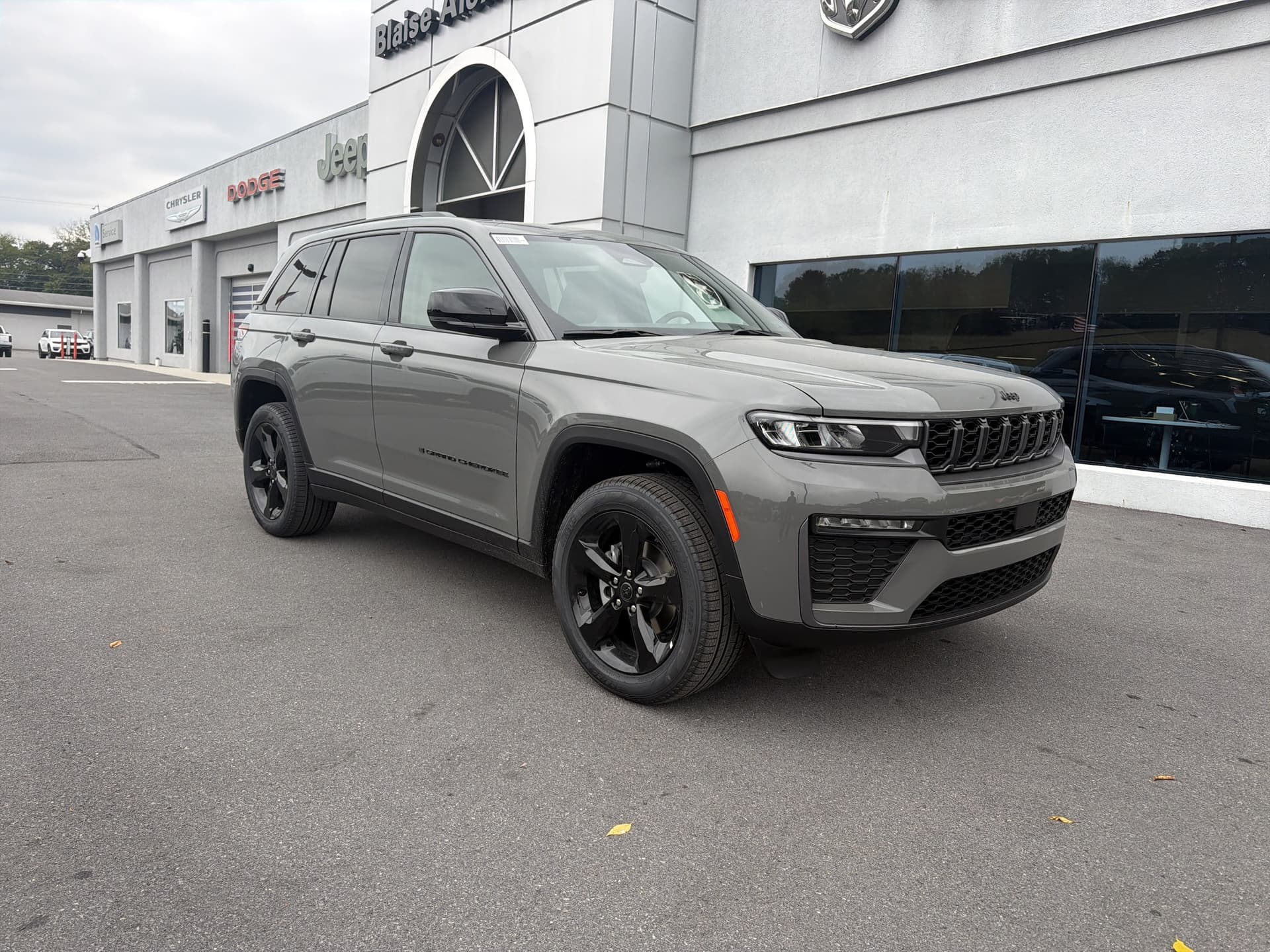 2027 Jeep Grand Cherokee Limited — photo 1 of 40