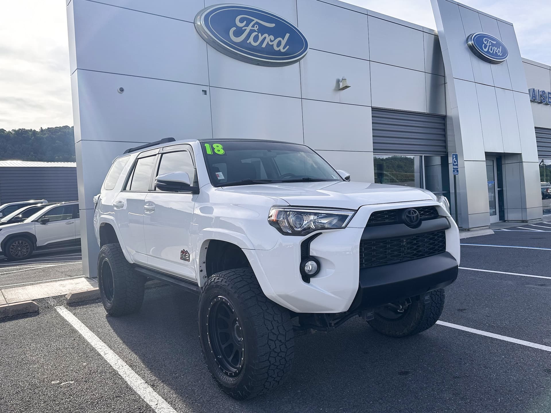 2018 Toyota 4Runner SR5 Premium — photo 1 of 34