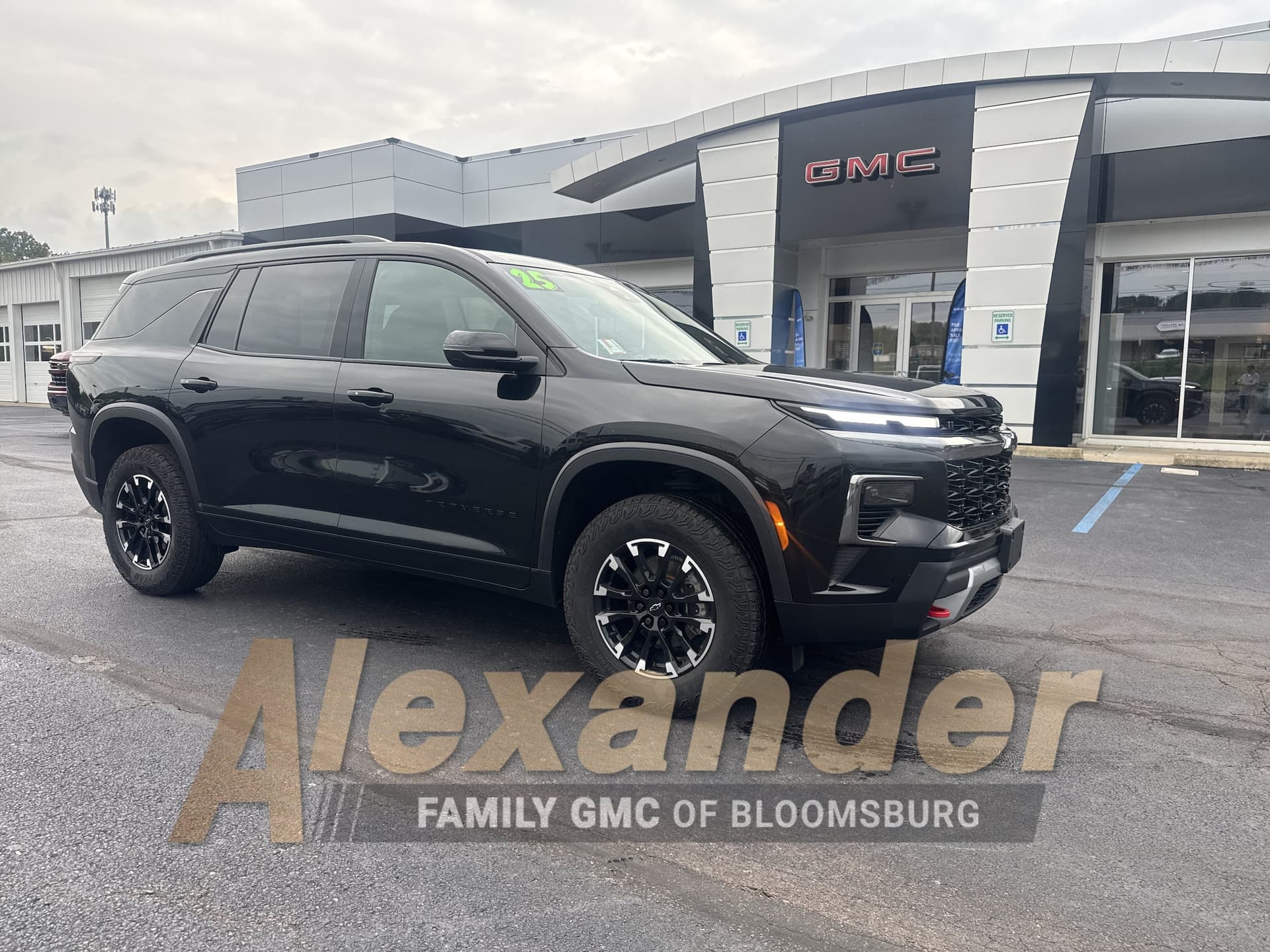 2025 Chevrolet Traverse AWD Z71 — photo 1 of 31