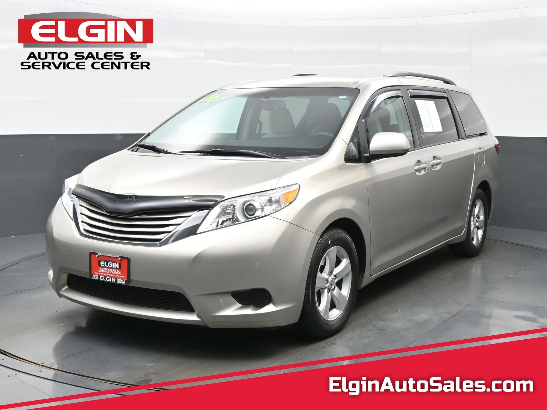 2016 Toyota Sienna LE — photo 1 of 40