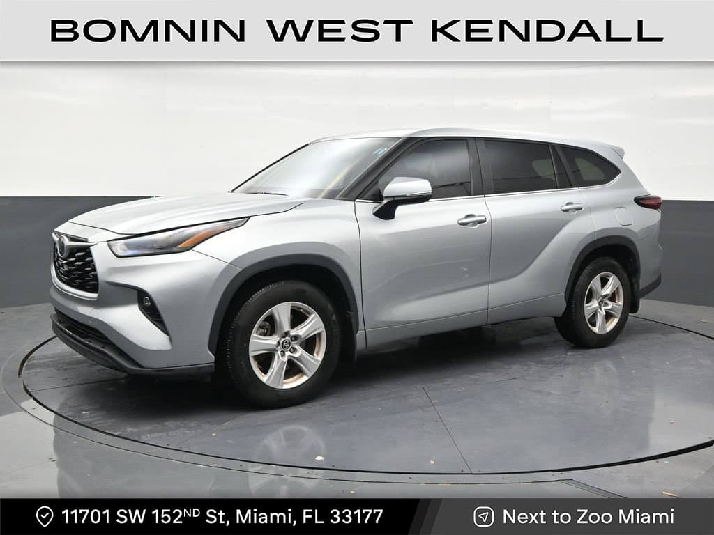 2024 Toyota Highlander LE — photo 1 of 32