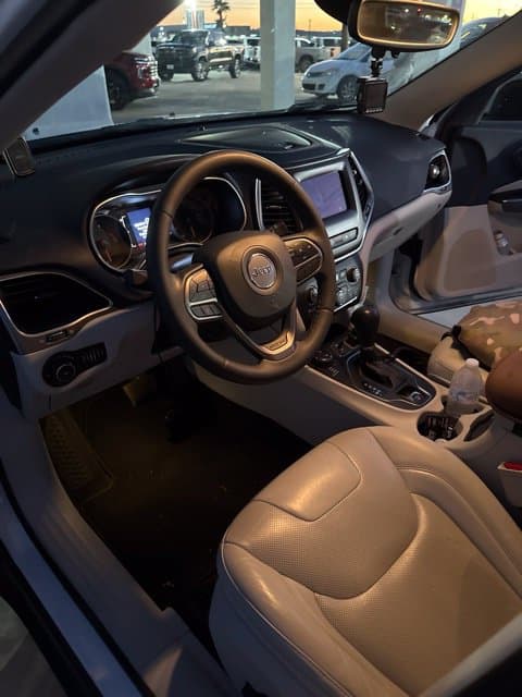 2021 Jeep Cherokee Latitude Lux — photo 1 of 8