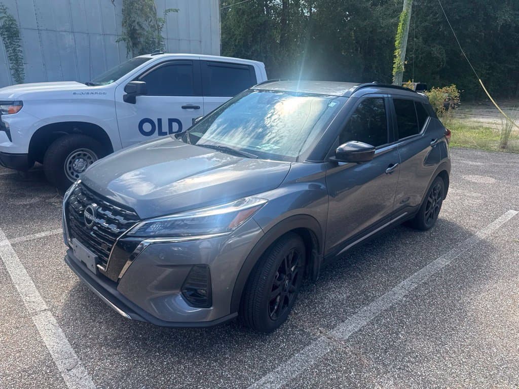 2024 Nissan Kicks SR — photo 1 of 4