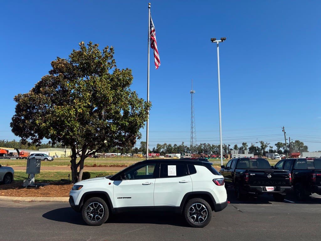 2025 Jeep Compass Trailhawk — photo 1 of 19