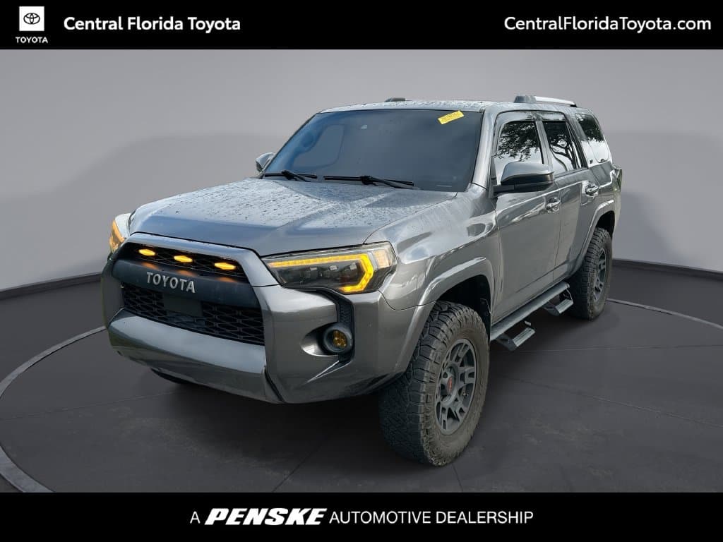 2021 Toyota 4Runner SR5 — photo 1 of 32