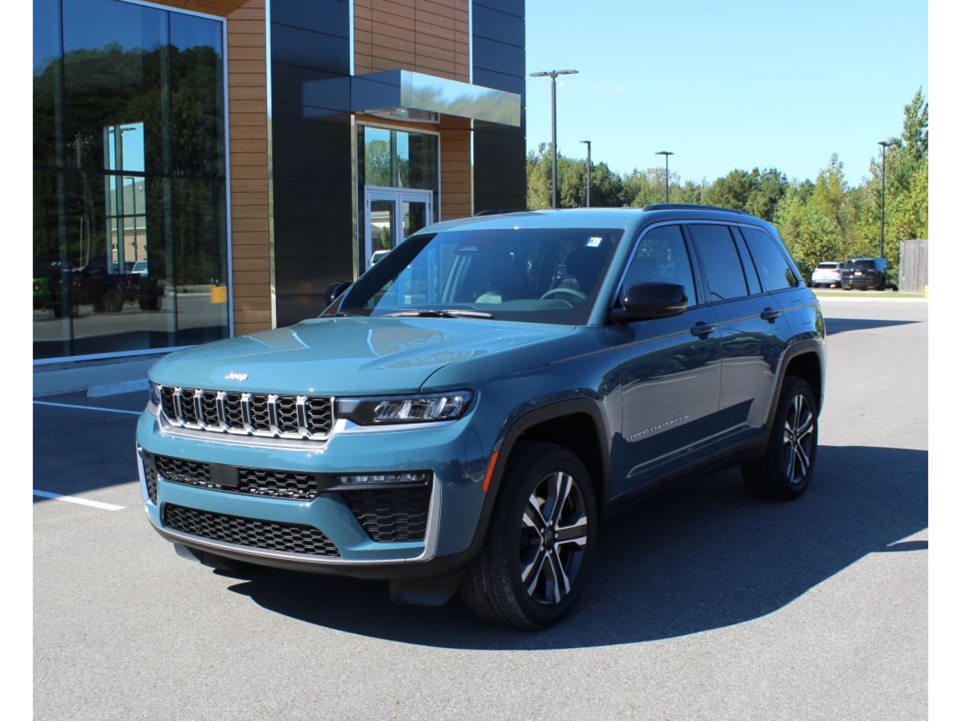 2027 Jeep Grand Cherokee Limited — photo 1 of 33