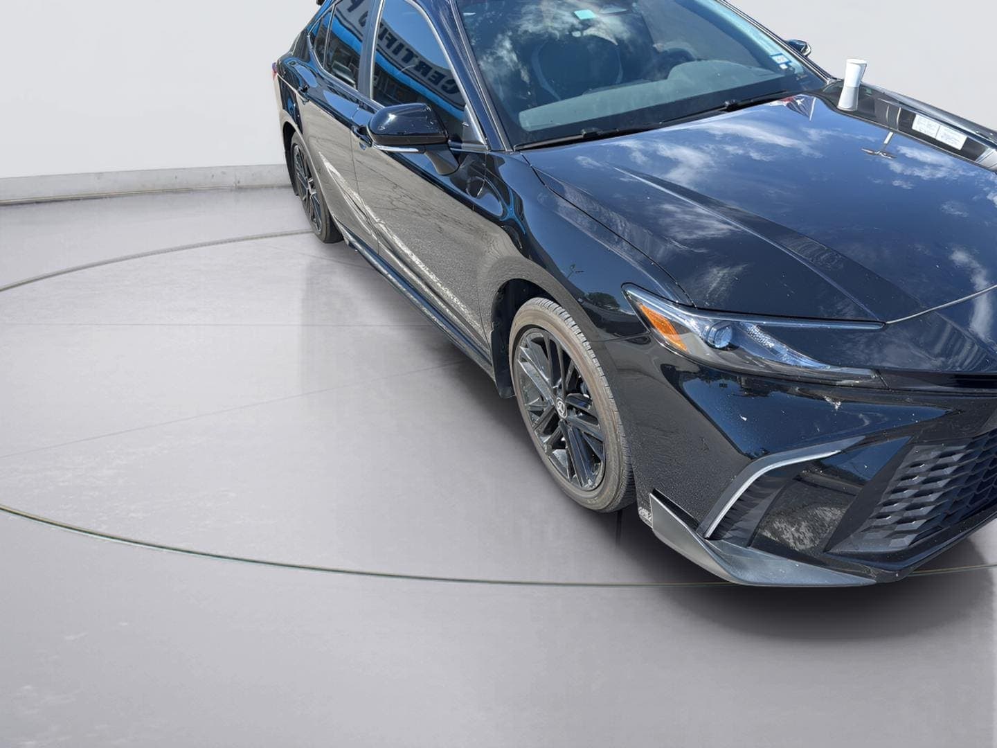 2025 Toyota Camry SE — photo 1 of 4