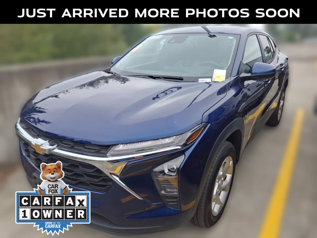 2024 Chevrolet Trax LS — photo 1 of 15