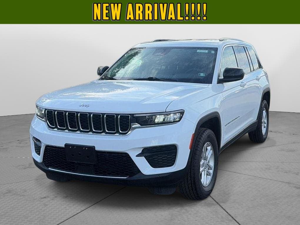 2023 Jeep Grand Cherokee Laredo — photo 1 of 33