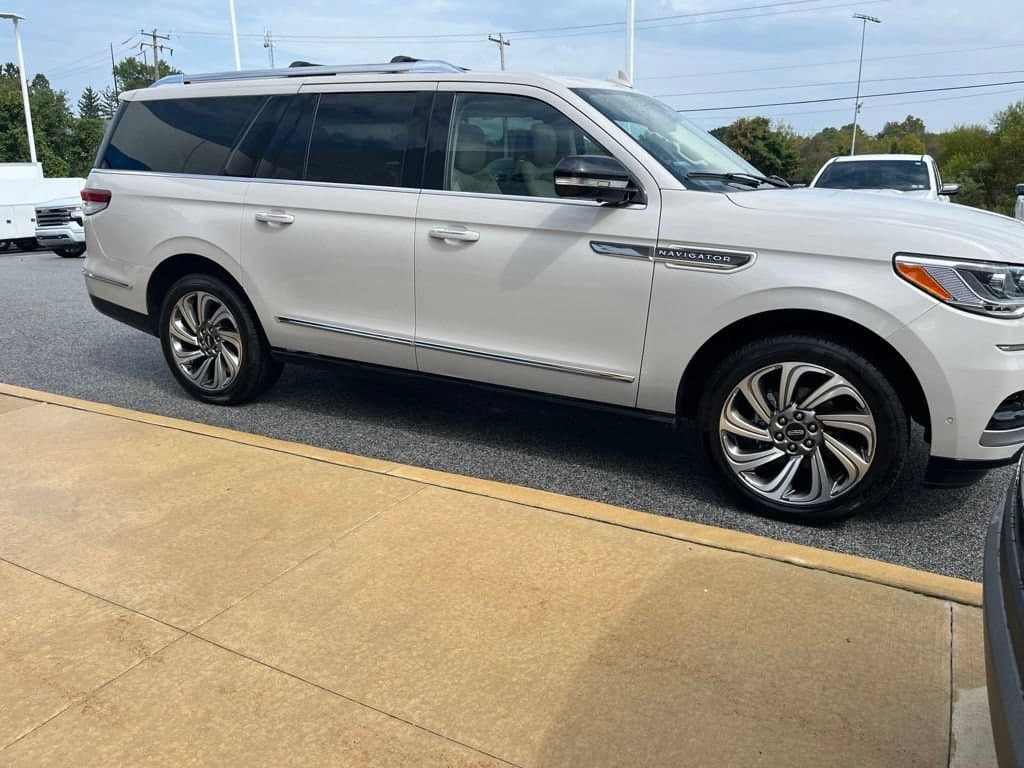 2022 Lincoln Navigator Reserve — photo 1 of 12