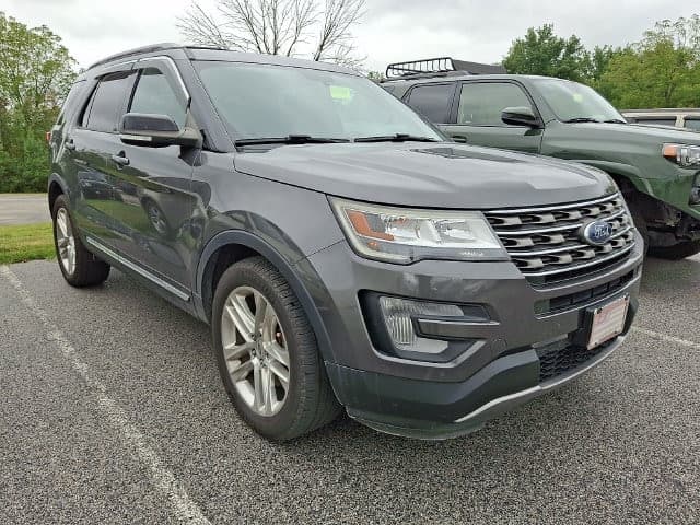2017 Ford Explorer XLT — photo 1 of 11
