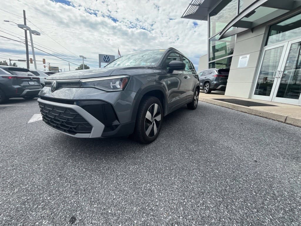 2025 Volkswagen Taos S — photo 1 of 10
