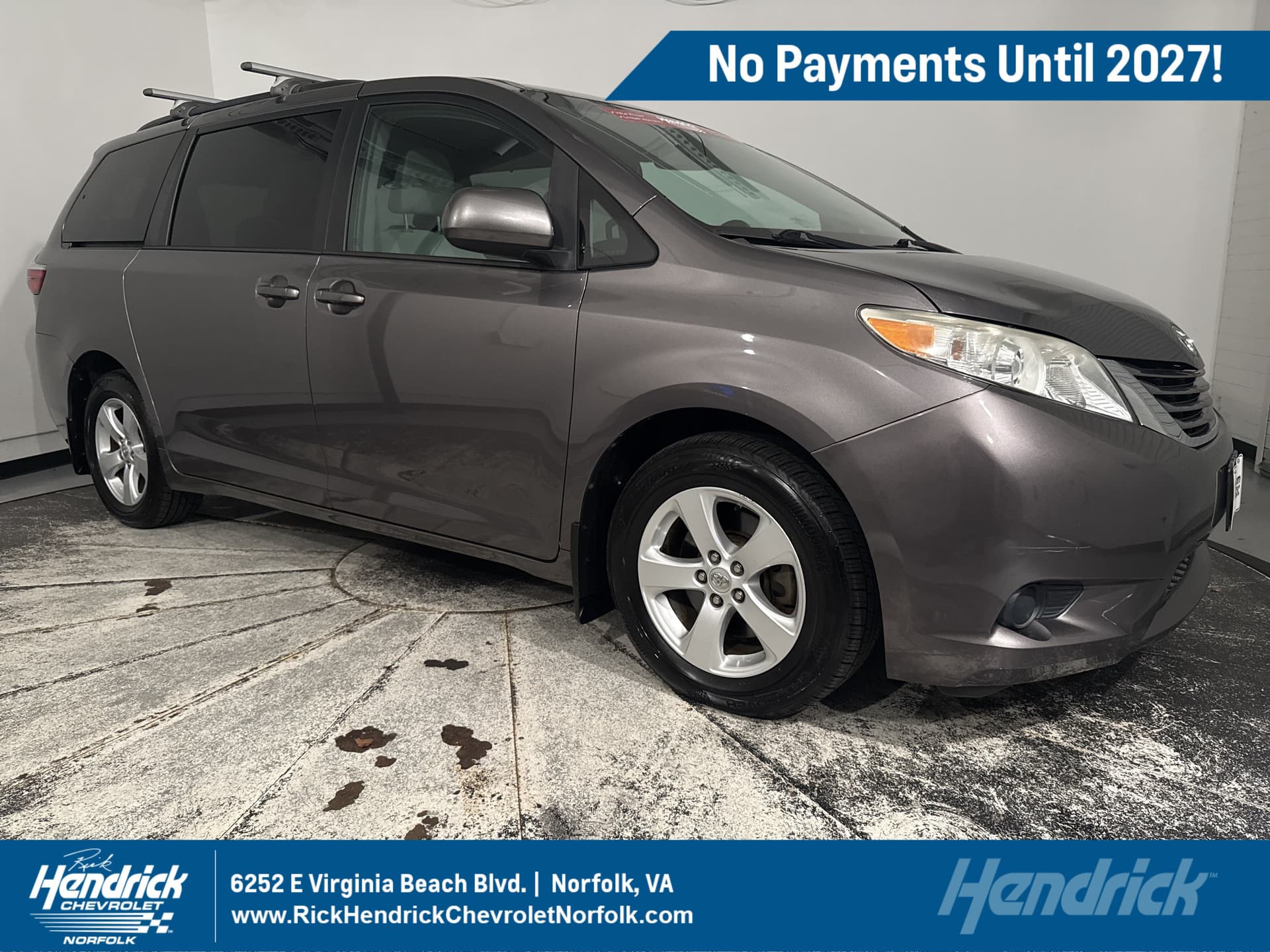 2017 Toyota Sienna LE — photo 1 of 38