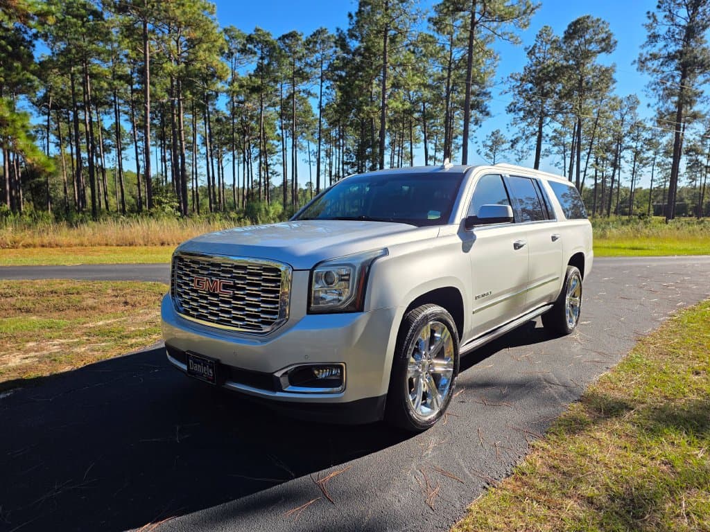 2019 GMC Yukon XL Denali — photo 1 of 41