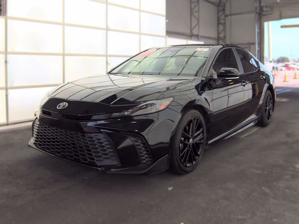 2025 Toyota Camry Base — photo 1 of 9