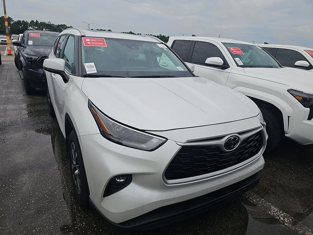 2025 Toyota Highlander Base — photo 1 of 6