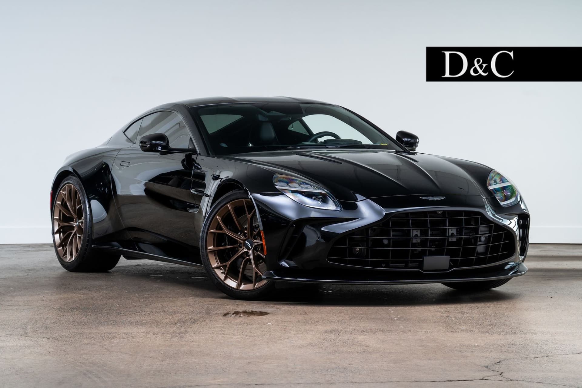 2025 Aston Martin Vantage Base — photo 1 of 34