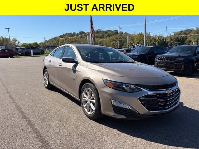 2025 Chevrolet Malibu LT — photo 1 of 12