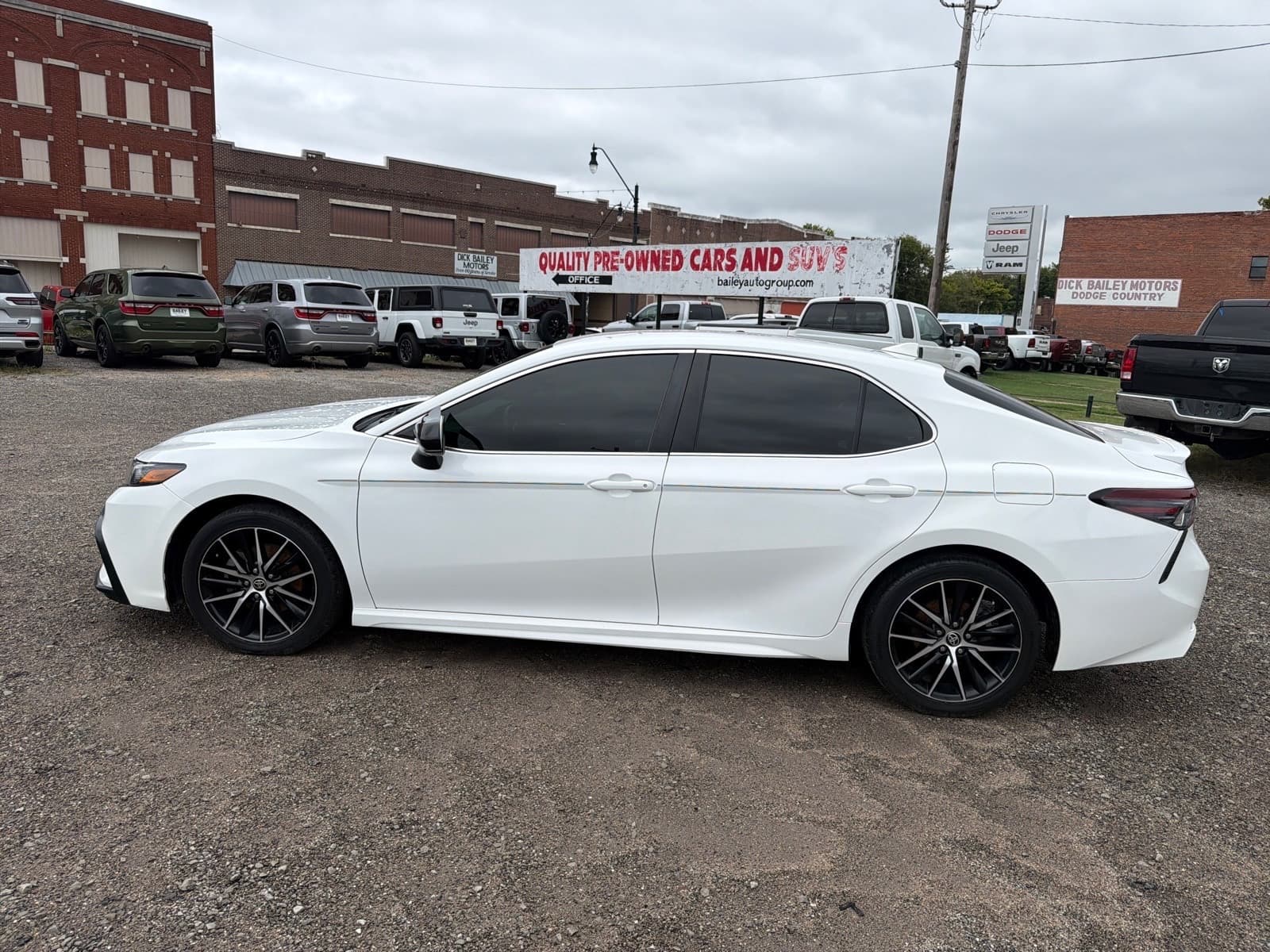 2021 Toyota Camry SE — photo 1 of 12