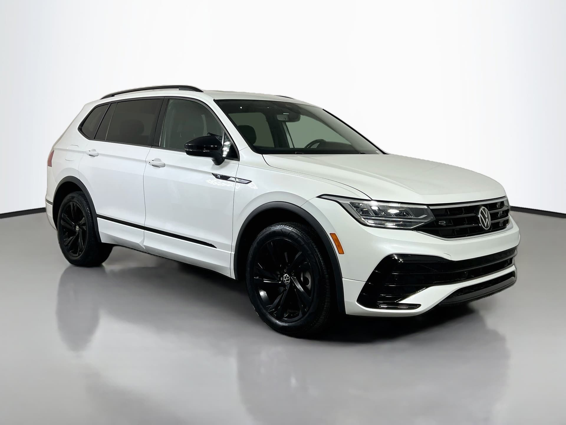 2023 Volkswagen Tiguan SE R-Line Black — photo 1 of 35