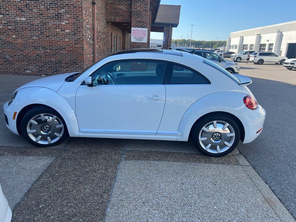 2018 Volkswagen Beetle SE — photo 1 of 21