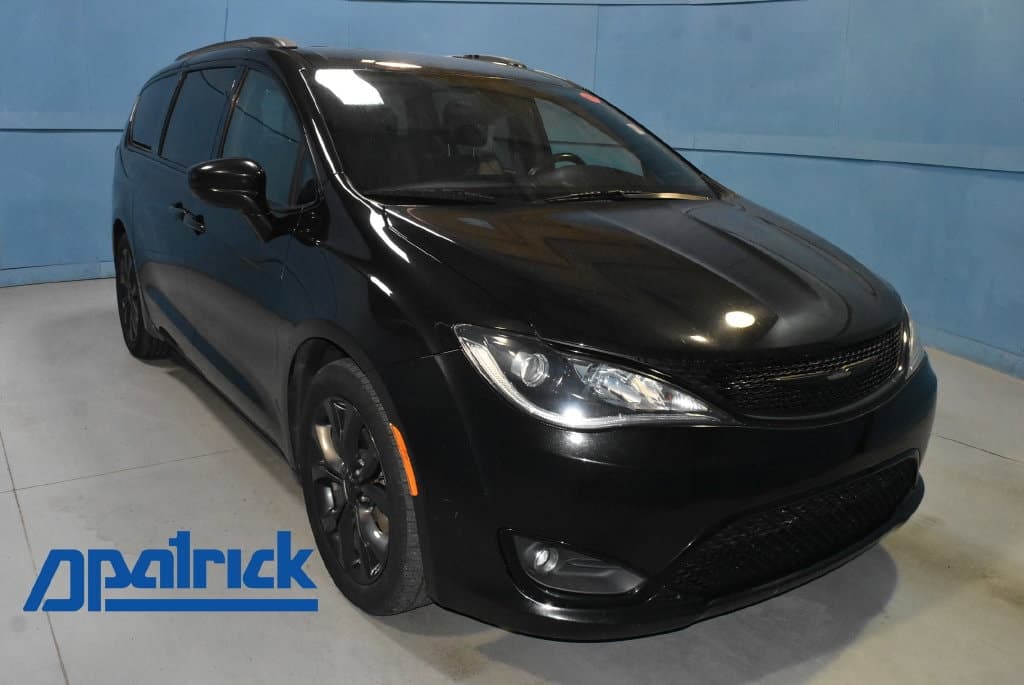 2018 Chrysler Pacifica Touring L — photo 1 of 37