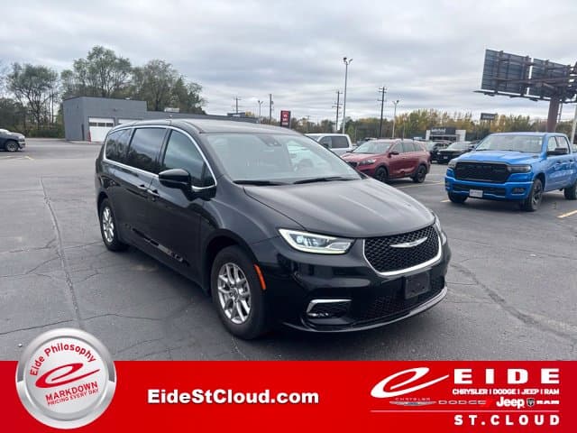 2025 Chrysler Pacifica Select — photo 1 of 22