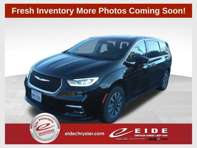 2025 Chrysler Pacifica Select — photo 1 of 10