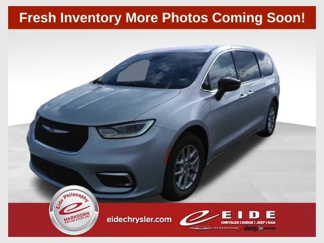 2024 Chrysler Pacifica Touring L — photo 1 of 10
