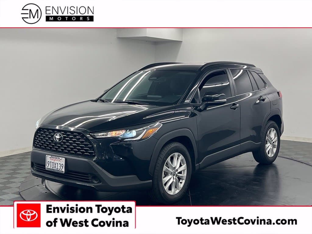 2025 Toyota Corolla Cross LE — photo 1 of 10